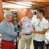 2014 - Il Presidente Pacorini consegna al Maestro Denis Ceausov il piatto ricordo in ceramica &ldquo;esemplare unico&rdquo; omaggio al Coro Cantemus di Chișinău.