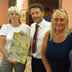 Il Presidente Moreno Valentinuzzi con le componenti del direttivo del Coro Femminile “Cantica Bohemica” di Litom&ecaron;&rcaron;ice Dana Gon&ccaron;arovov&aacute; e Stanislava Suchomelov&aacute;, assieme alla traduttrice Zorka Jaro&scaron;ov&aacute;, con il piatto ricordo in ceramica “esemplare unico” in ricordo della partecipazione al Festival. Grazie di Udine.
